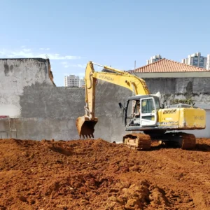 Escavadeira trabalhando em SP
