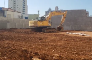 Escavadeira em obra